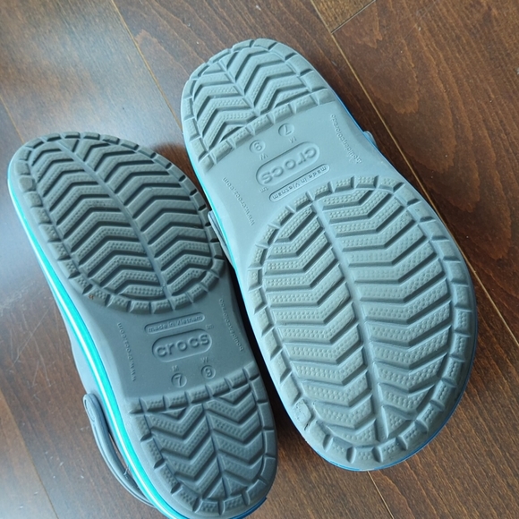 Grey Crocband Crocs. Men's size 7, women's size 9 - Picture 5 of 7